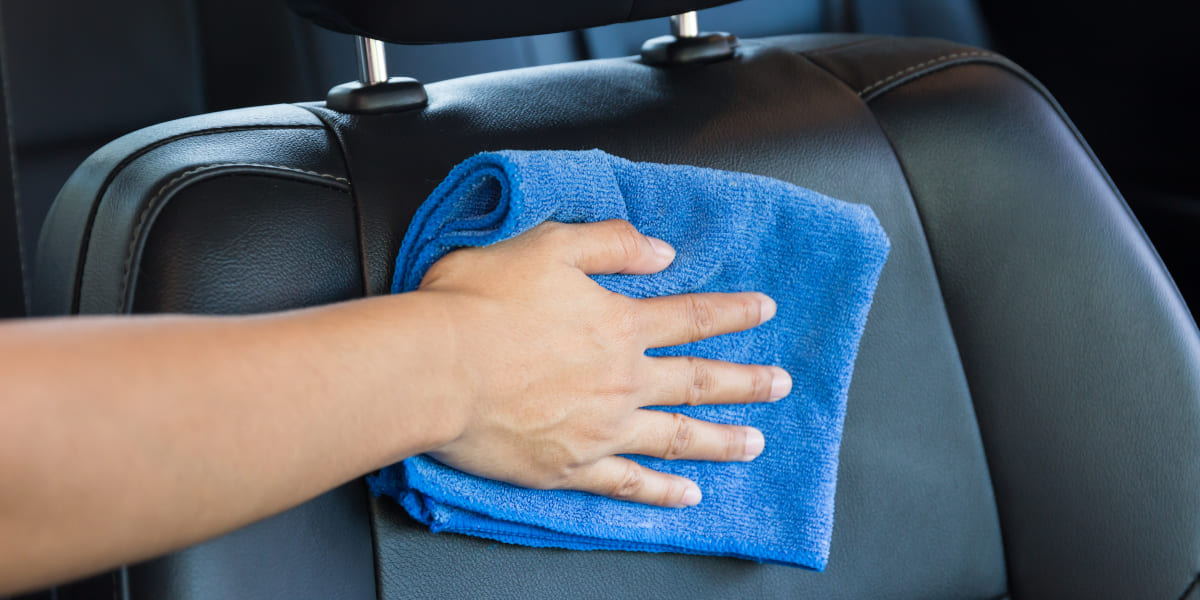 Autositze reinigen: Flecken entfernen mit Hausmitteln