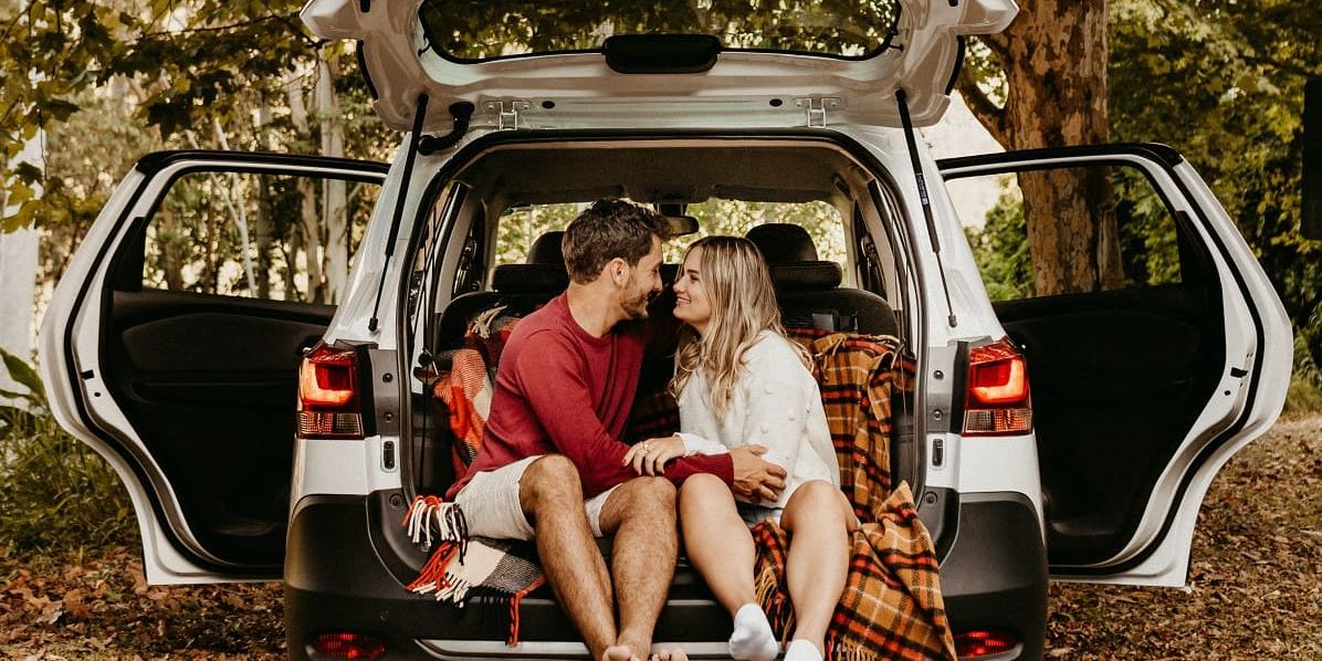 Romantisches Picknick im eigenen Auto