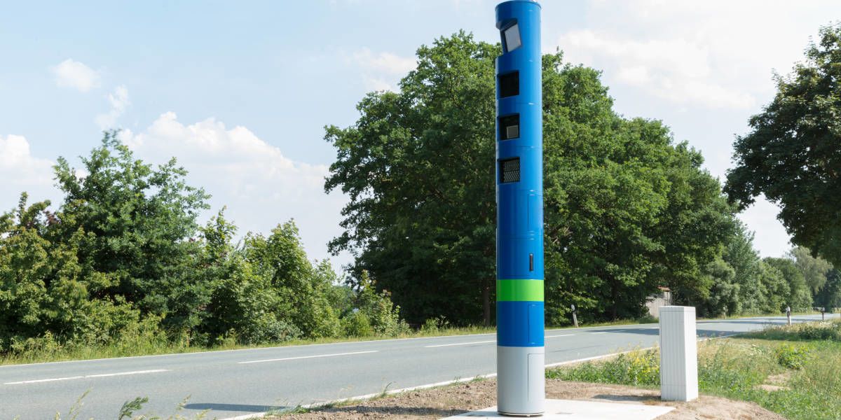 Ratgeber | Blaue Säule am Straßenrand: Kann ich geblitzt werden?