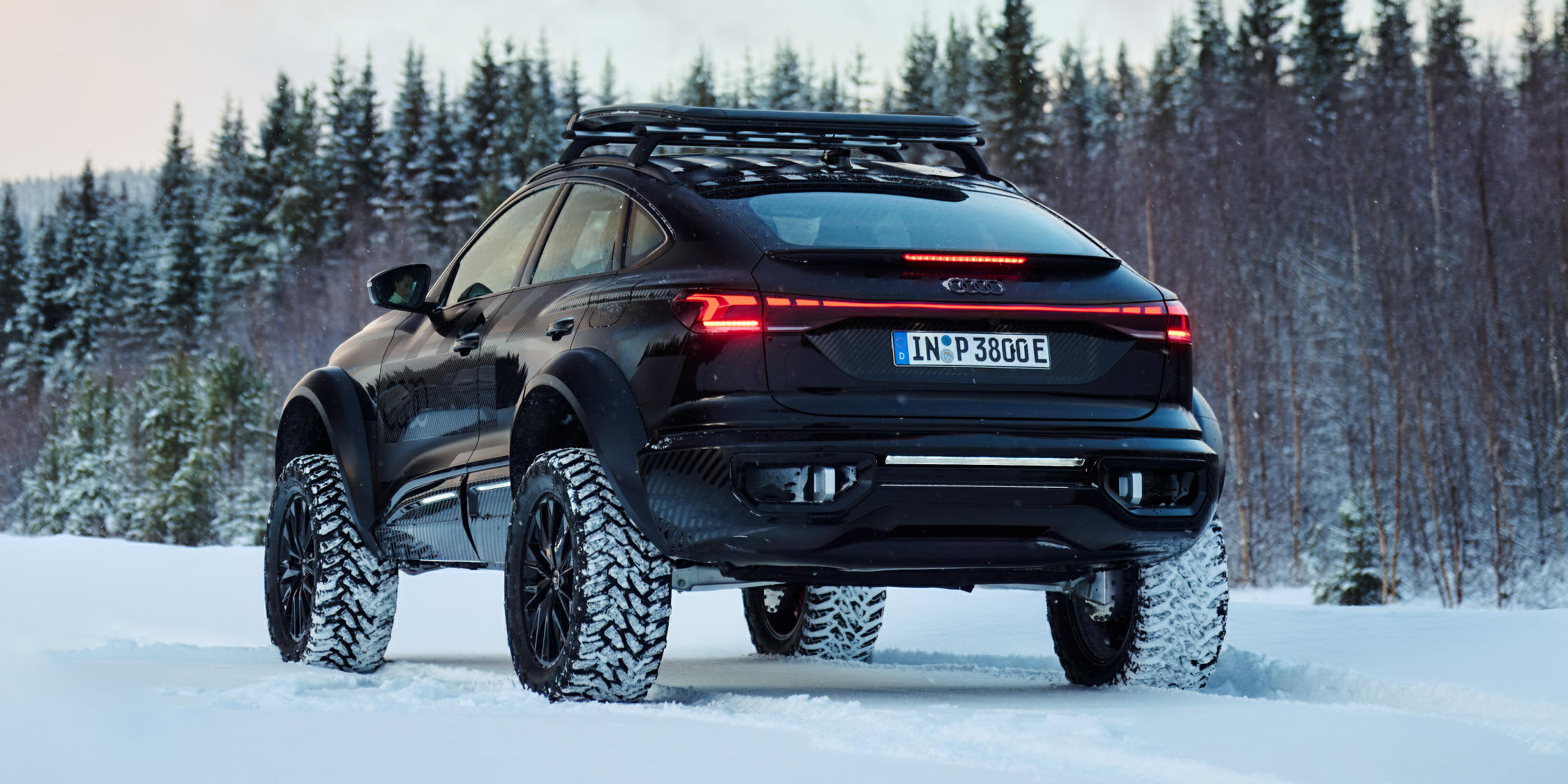 Audi Q6 e-tron Offroad Concept im Schnee: Heckansicht schräg 