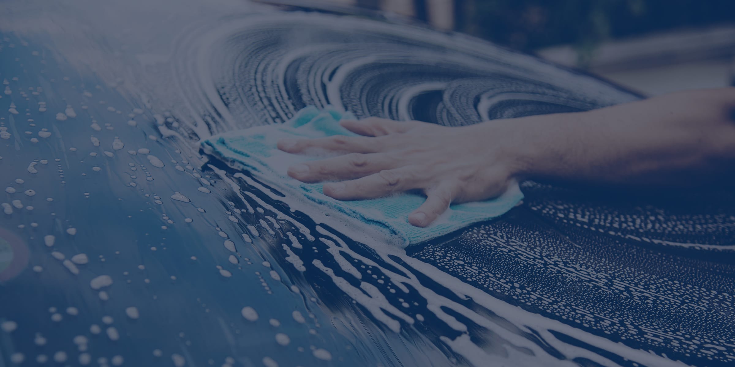 Detail Ansicht von innen das Auto der Frau Reinigung Auto fahrer Fenster  von Frost mit Hilfe spezialisierter Eis frost Schaber und gummigummiwalze  Autoscheibe im kalten Winter Stockfotografie - Alamy