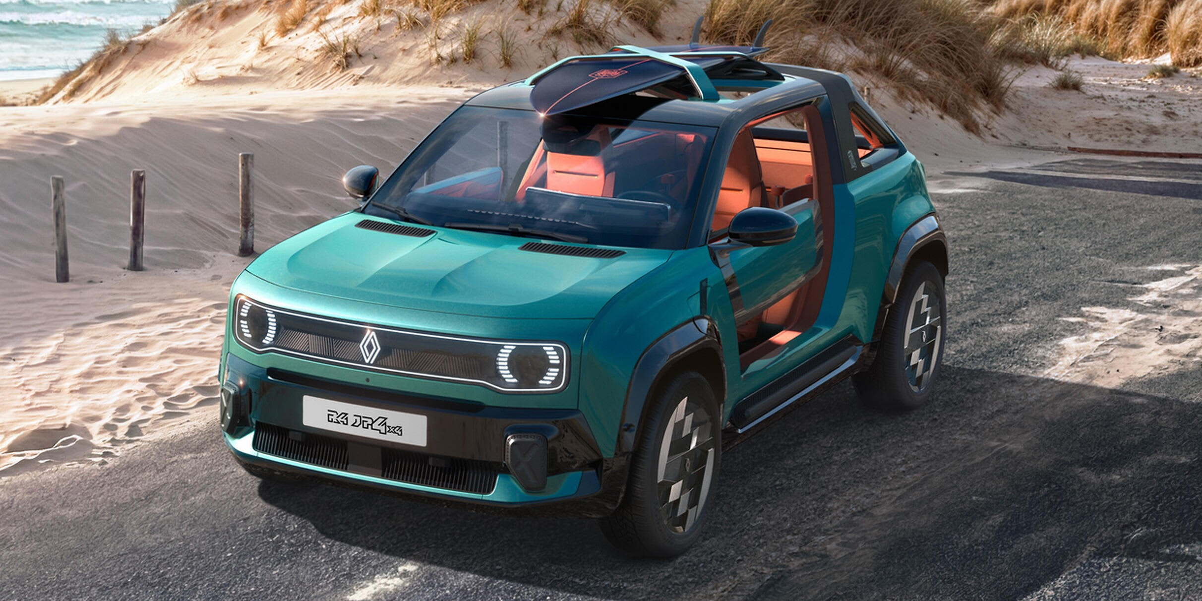 Das Renault 4 JP4x4 Concept in Türkis an einem Strand. Das offene Elektro-SUV im Retro-Look trägt ein Surfbrett auf dem Dach und besticht durch ein modernes Lichtdesign und markante Offroad-Elemente.