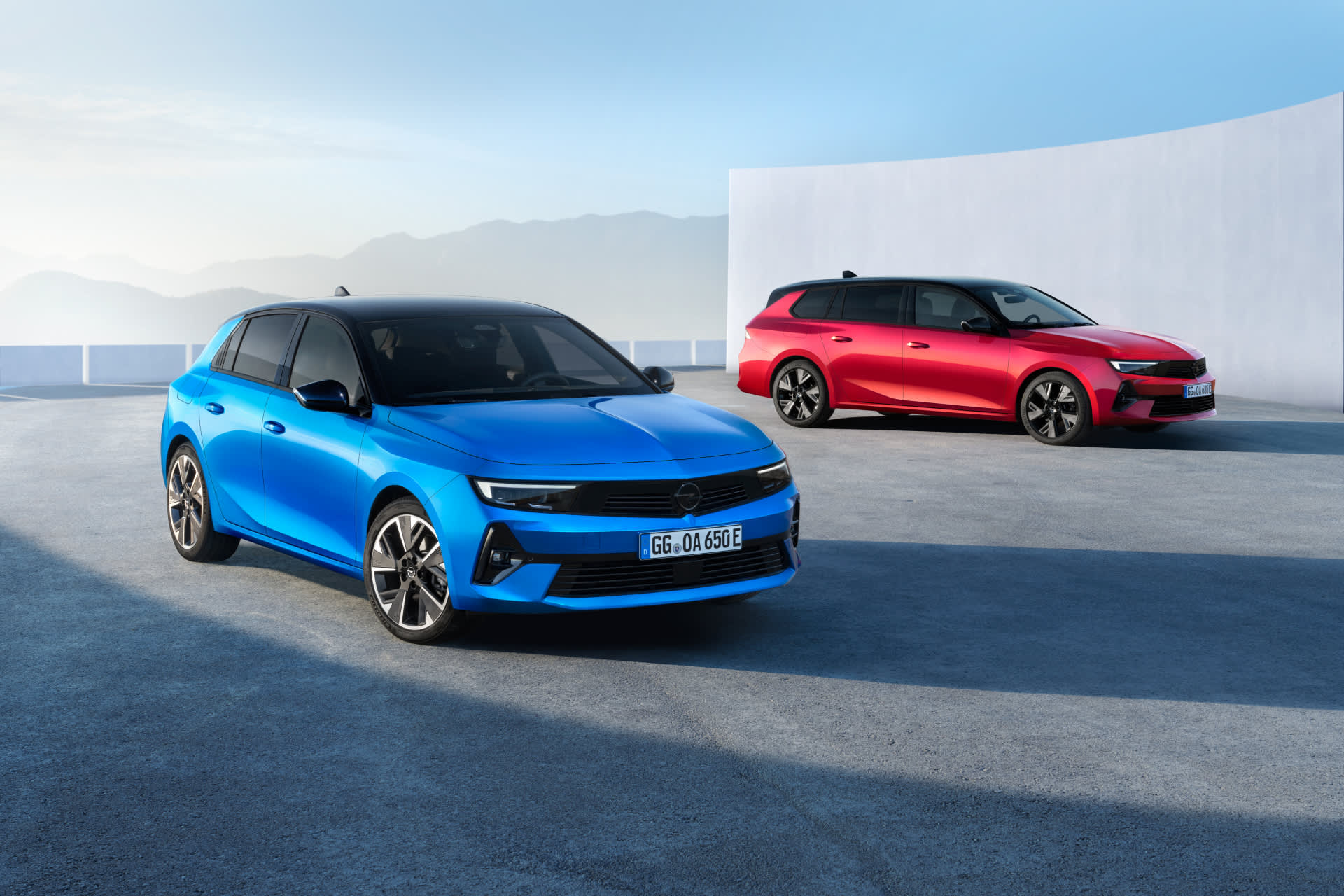 Opel Astra Electric blau und rot