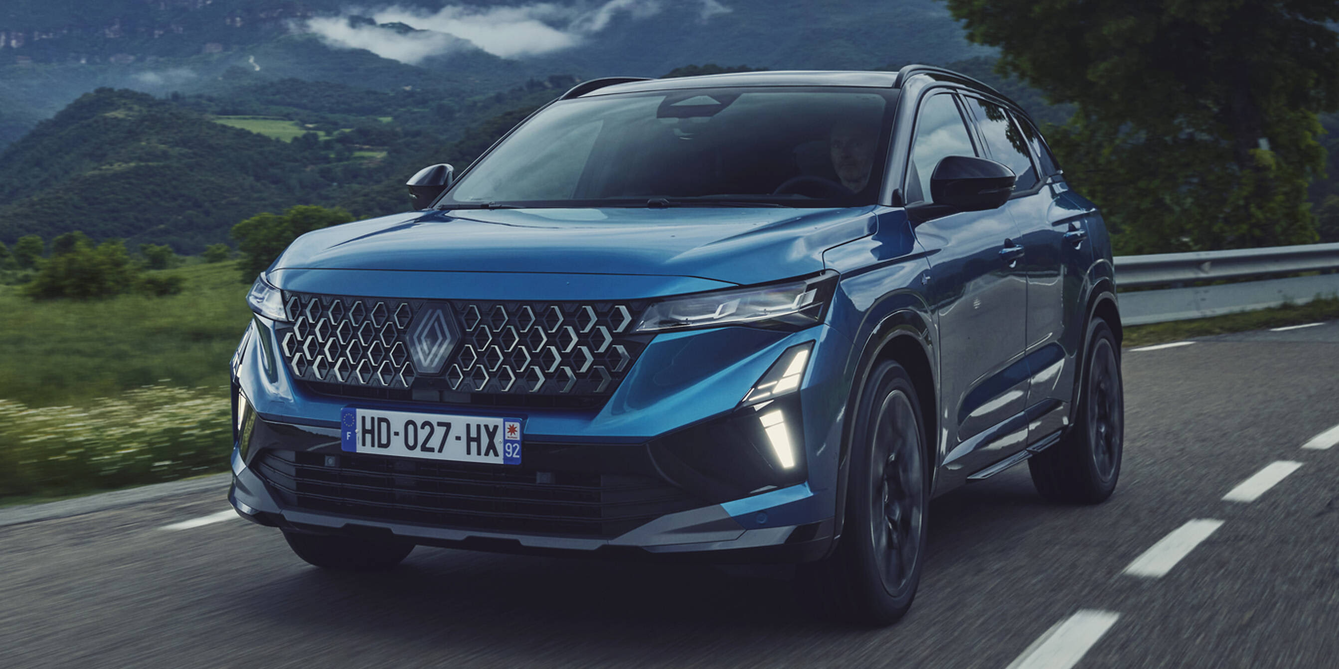 Renault Austral 2026 in Fahrt auf einer Straße