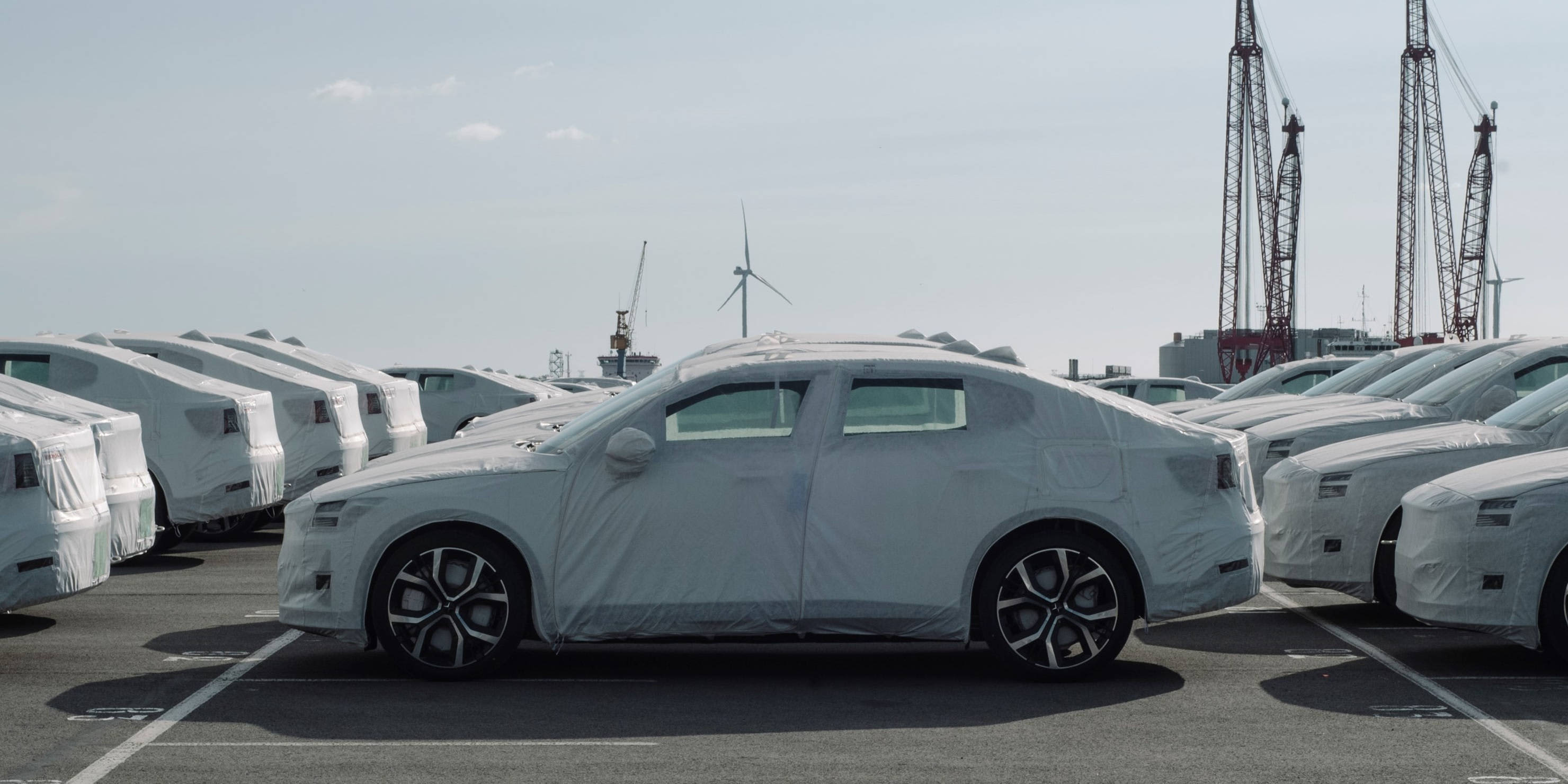 Polestar 2 im Hafen wartet als Neuwagen auf Verladung