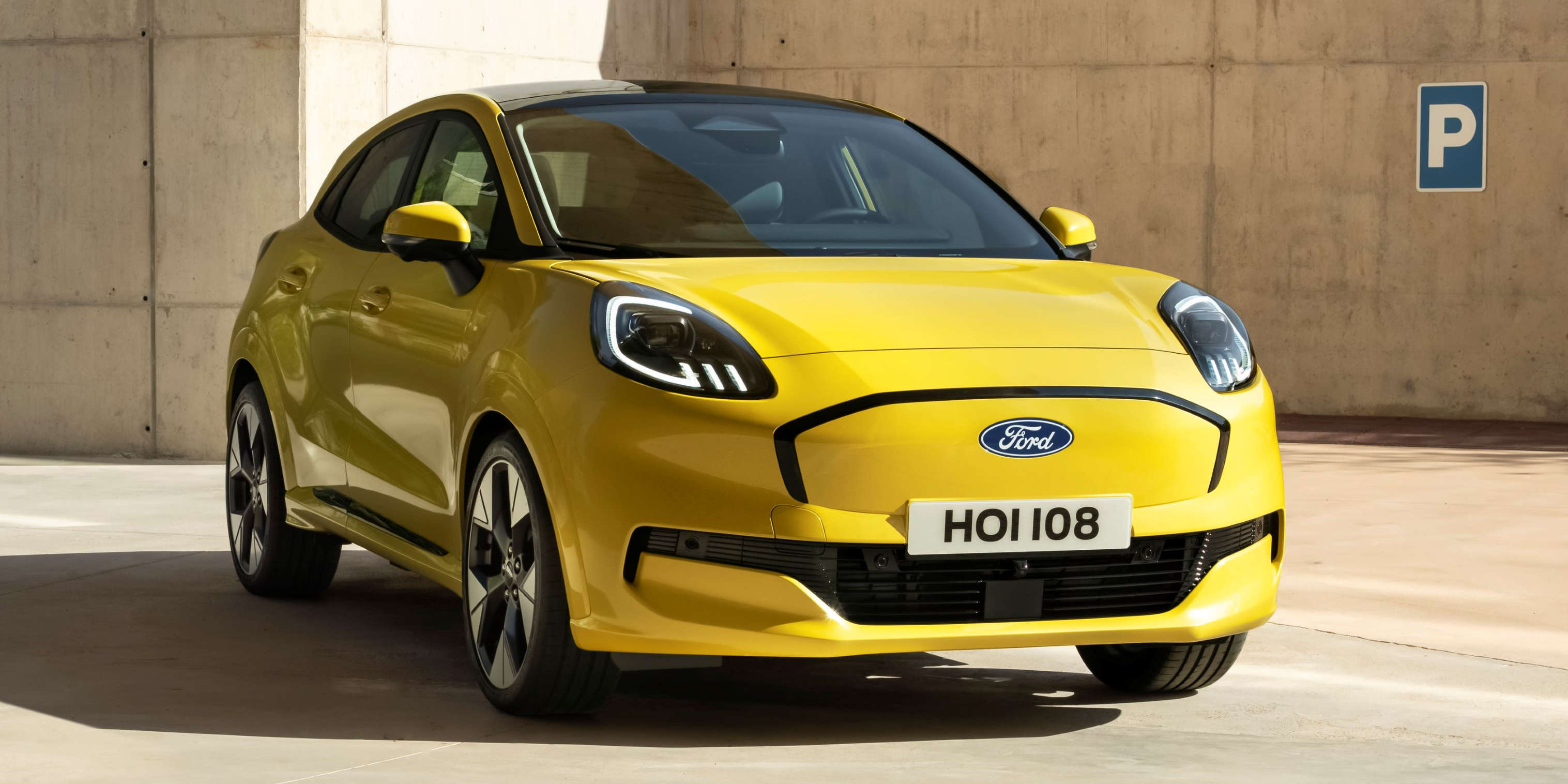 Ford Puma Gen-E gelbes Auto seitlich stehend