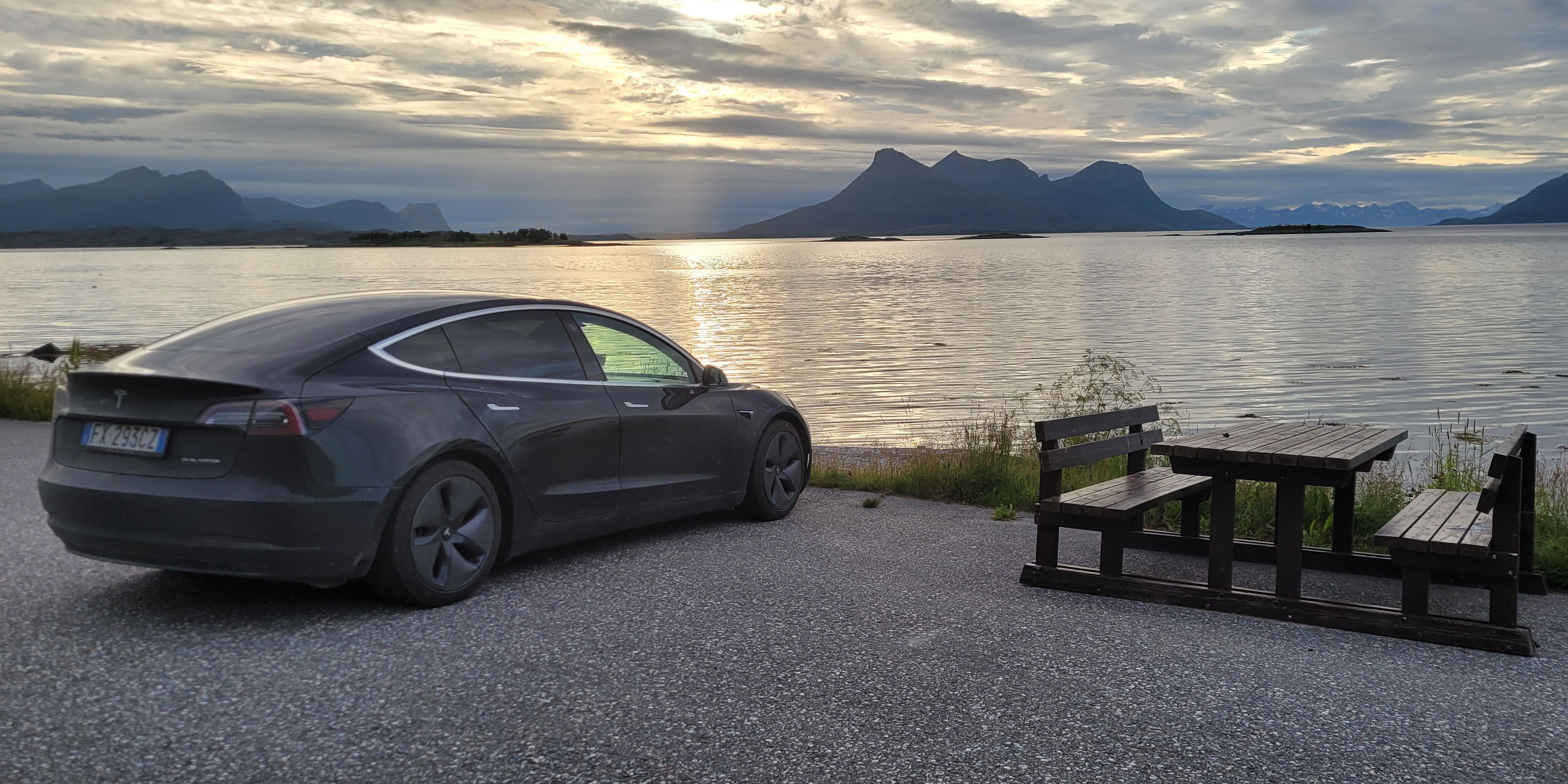 Tesla Norwegen See Urlaub