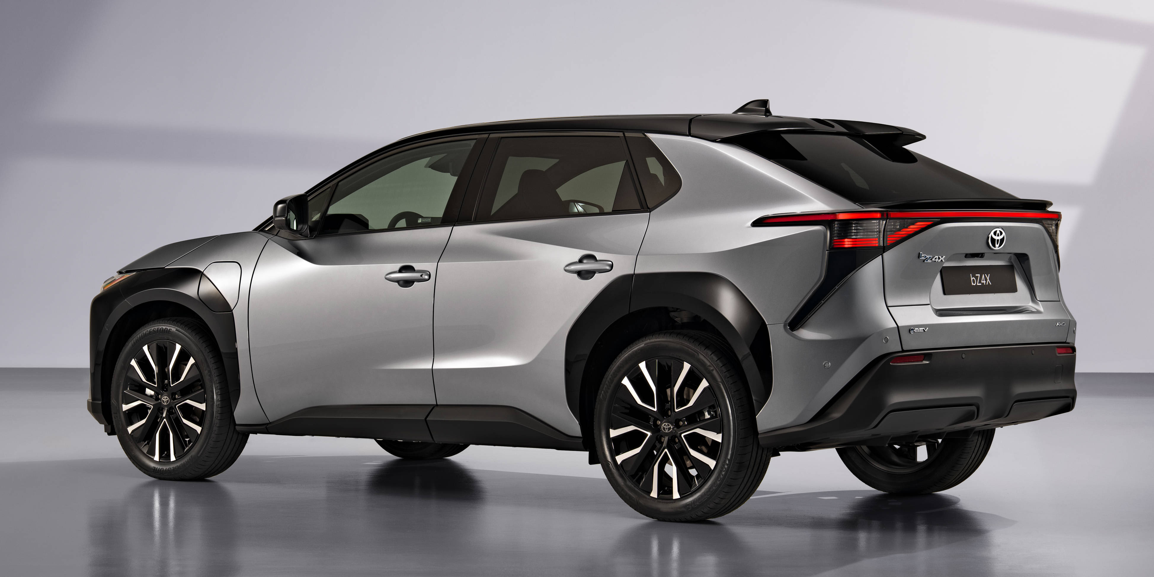 Toyota bZ4X Heck seitlich schräg