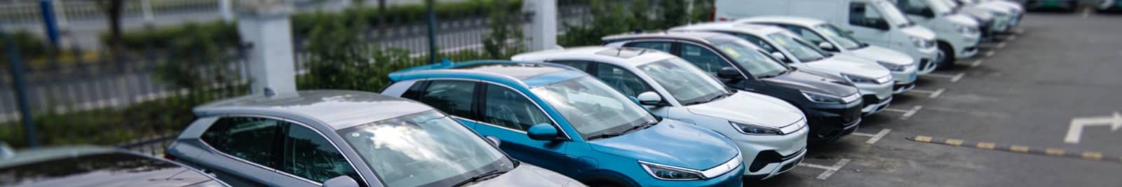 Gebrauchtwagen auf Parkplatz