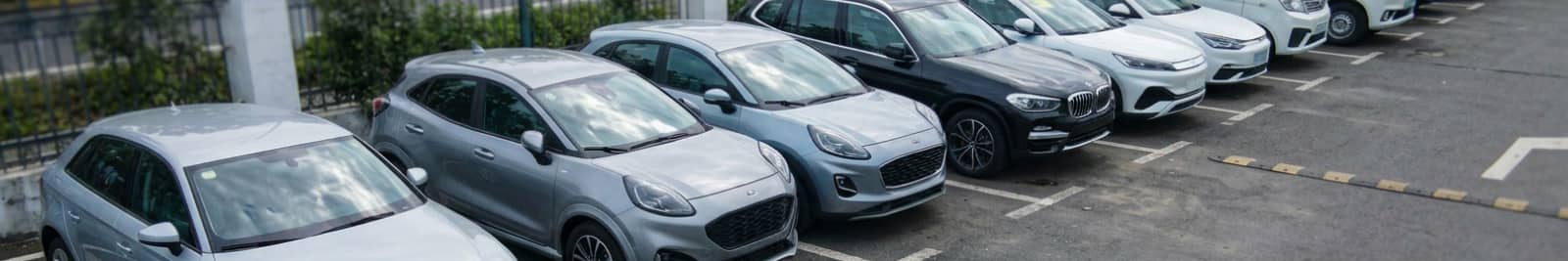 Vorführwagen auf Parkplatz