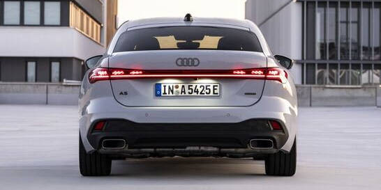 Audi A5 Limousine e-Hybrid Heckansicht Totale