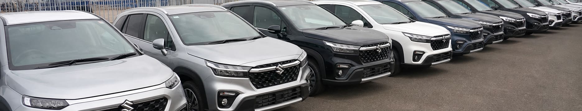 Suzuki Jahreswagen auf Parkplatz