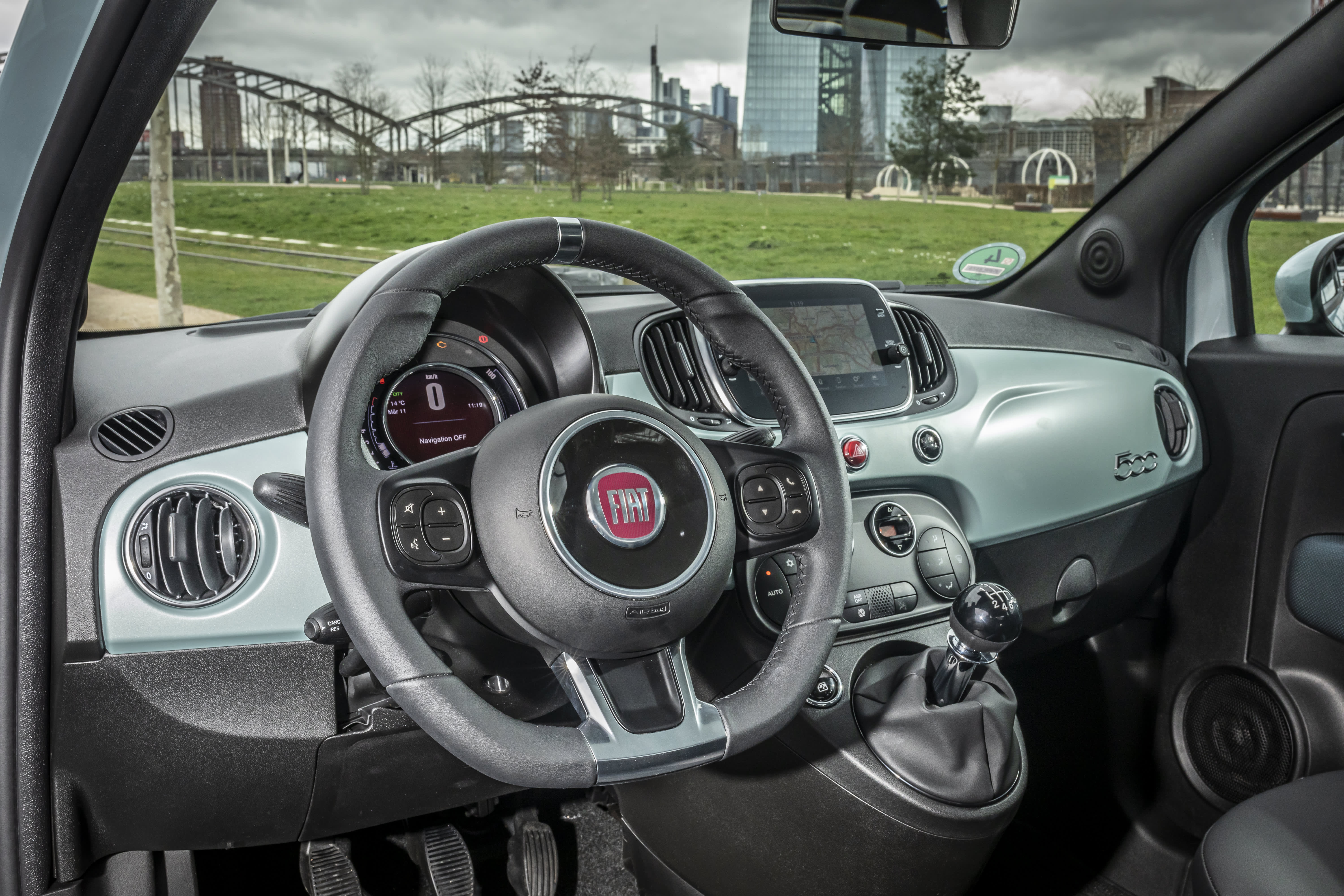 Fiat 500 Hybrid innen cockpit