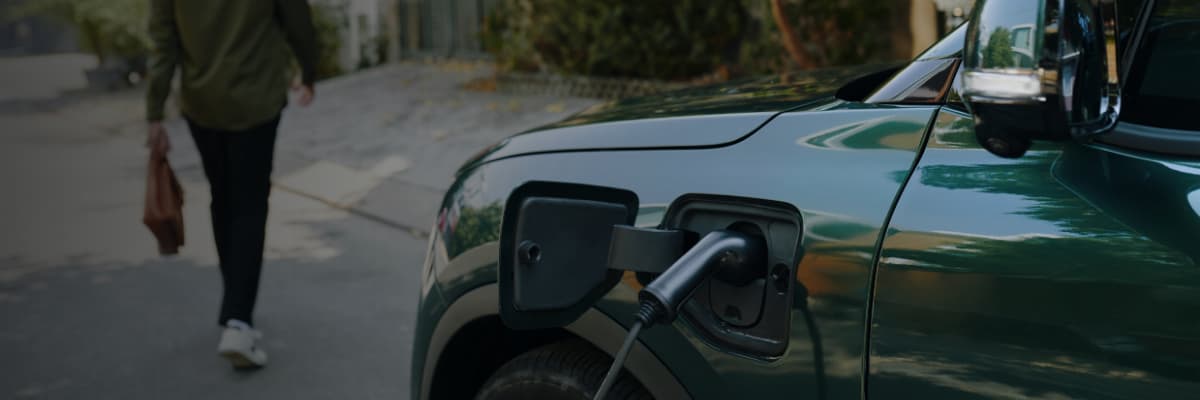 Grünes E-Auto wird geladen