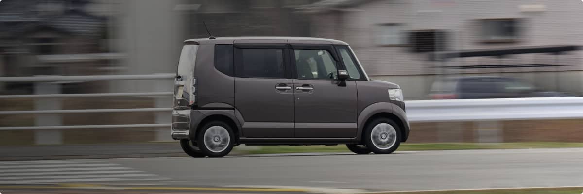 Kleinwagen in seitlicher Ansicht: fahrend auf der Straße