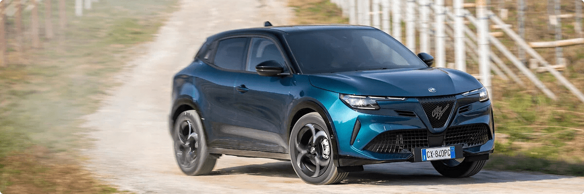 Alfa Romeo Junior Ibrida Frontansicht seitlich