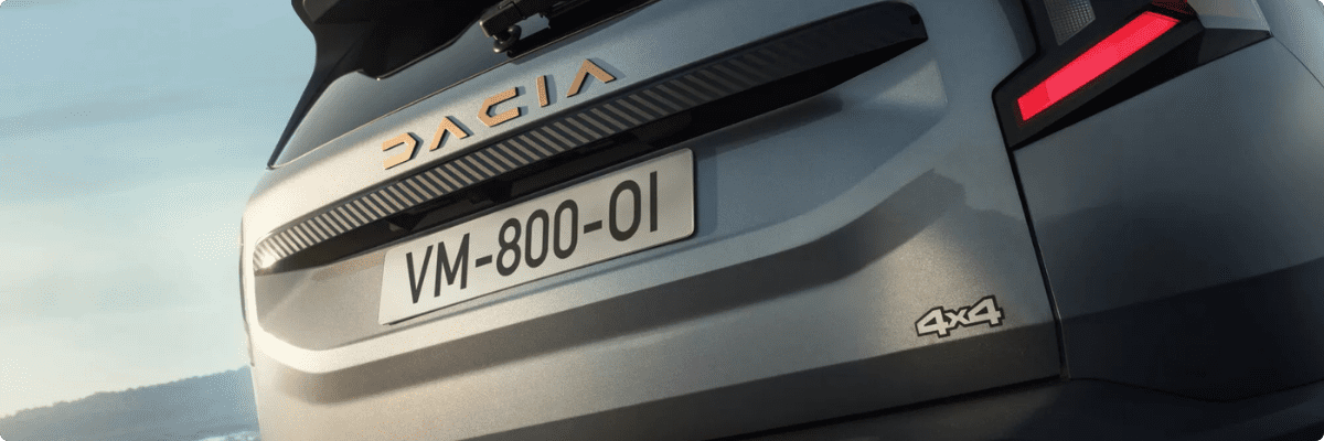 Dacia Bigster Hybrid Heckansicht Nahaufnahme