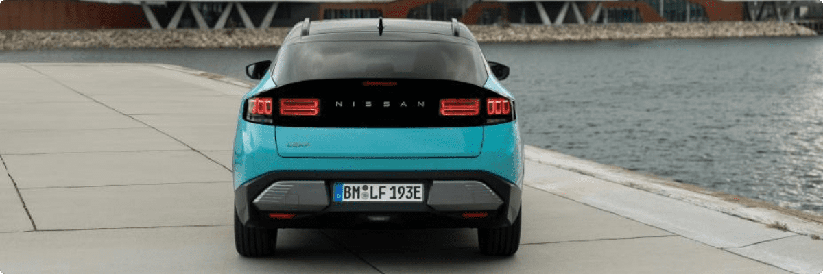 Nissan Leaf Heckansicht Totale (KI-generiert)
