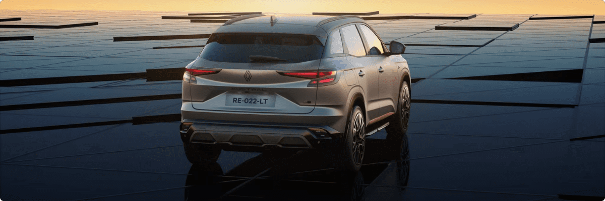 Renault Espace Hybrid seitliche Heckansicht