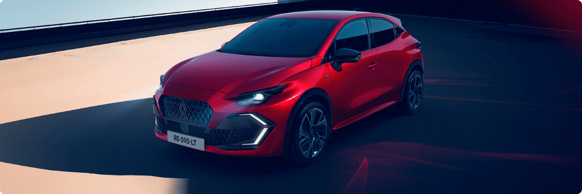 Renault Clio on rot von der Seite fotografiert