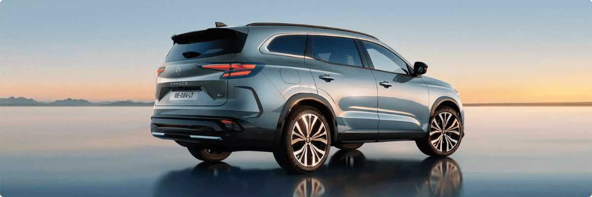  Renault Espace Hybrid seitiche Heckansicht