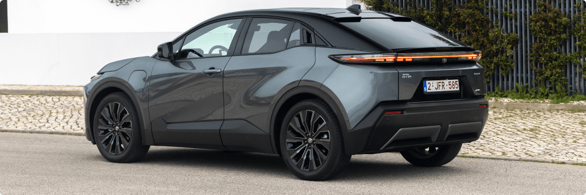 Toyota C-HR+ Heck seitlich