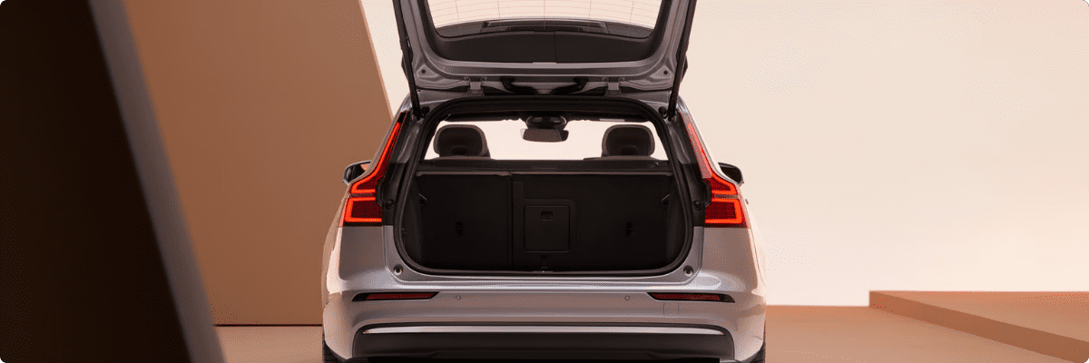 Volvo V60 Plug-in-Hybrid Heckansicht Totale (KI-generiert)