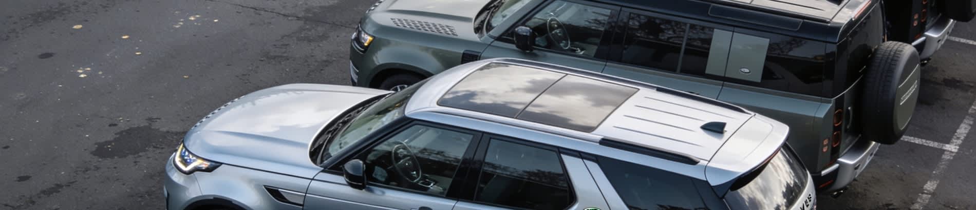 Land Rover Jahreswagen auf Parkplatz