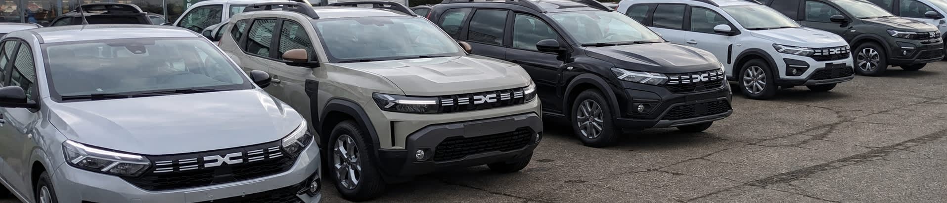 Dacia Jahreswagen auf Parkplatz