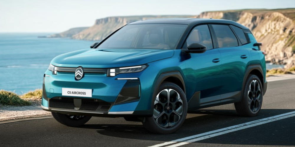 Ein blauer Citroën C5 Aircross Concept SUV steht an einer Küstenstraße. Auffällig sind das neue Markenlogo und die moderne Lichtsignatur.