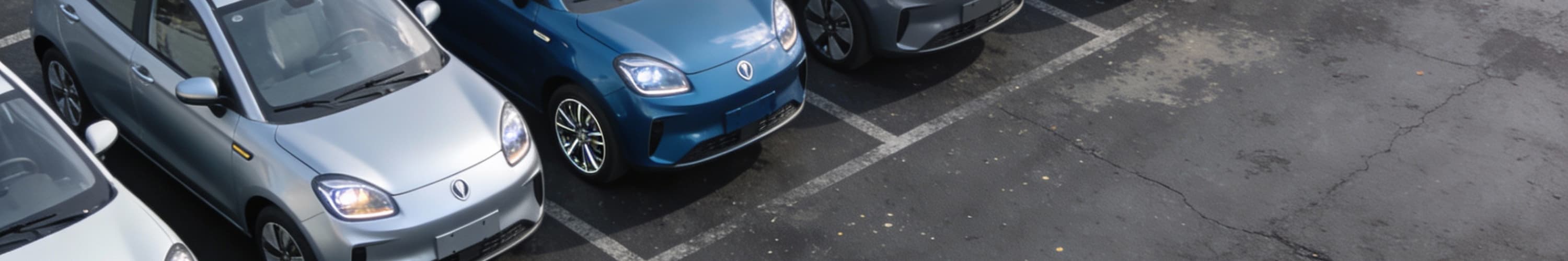 Leapmotor Gebrauchtwagen auf Parkplatz