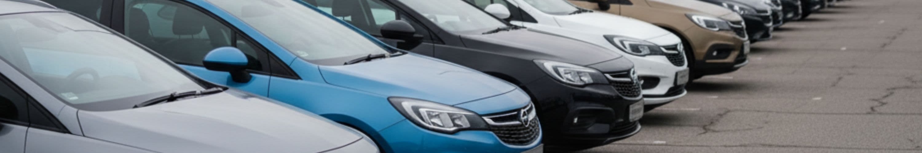 Opel Gebrauchtwagen auf Parkplatz