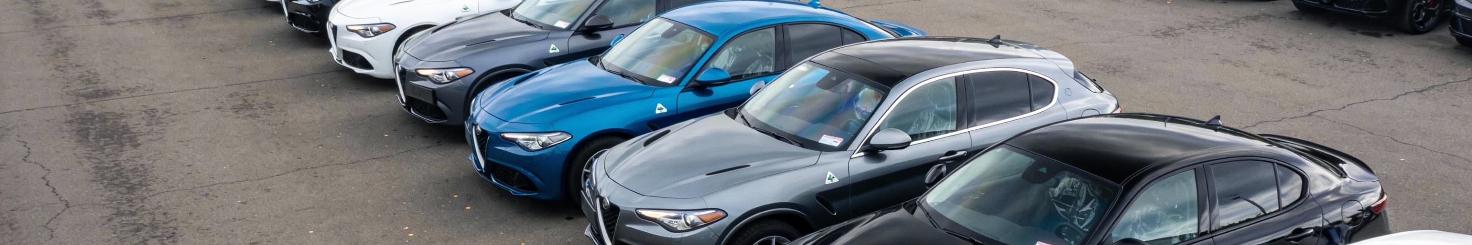 Alfa Romeo Gebrauchtwagen auf Parkplatz (Perplexity)