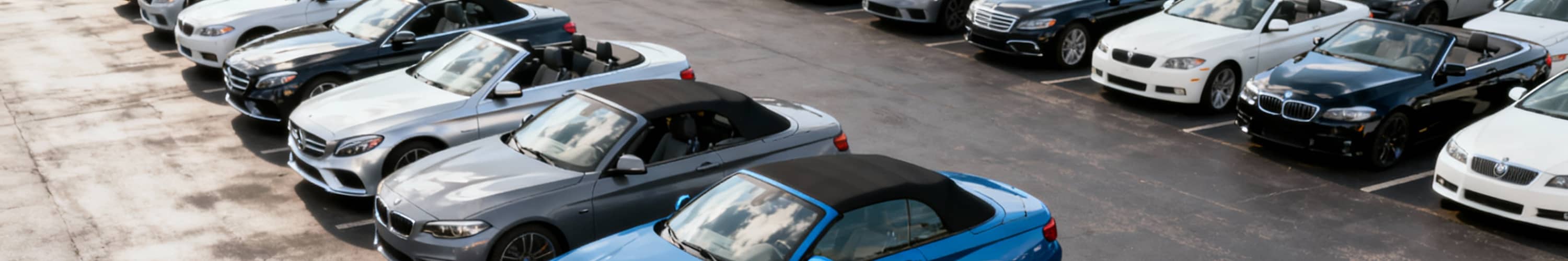 Cabrio Gebrauchtwagen auf Parkplatz