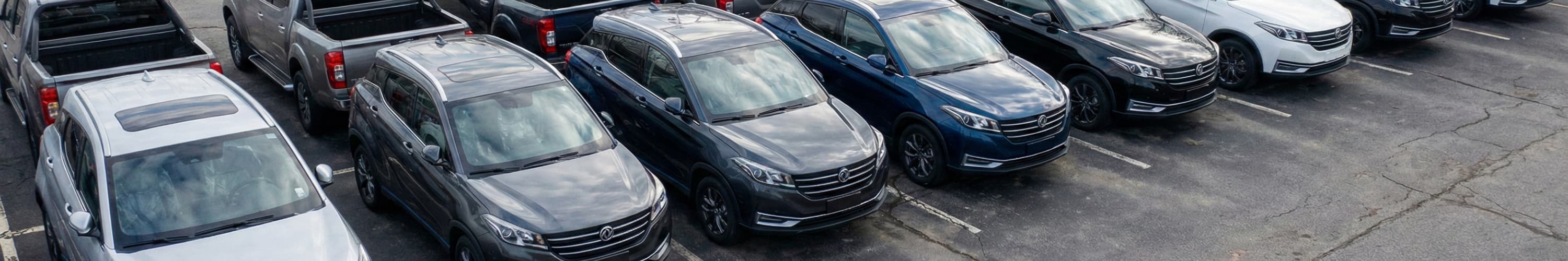 DFSK Gebrauchtwagen auf Parkplatz