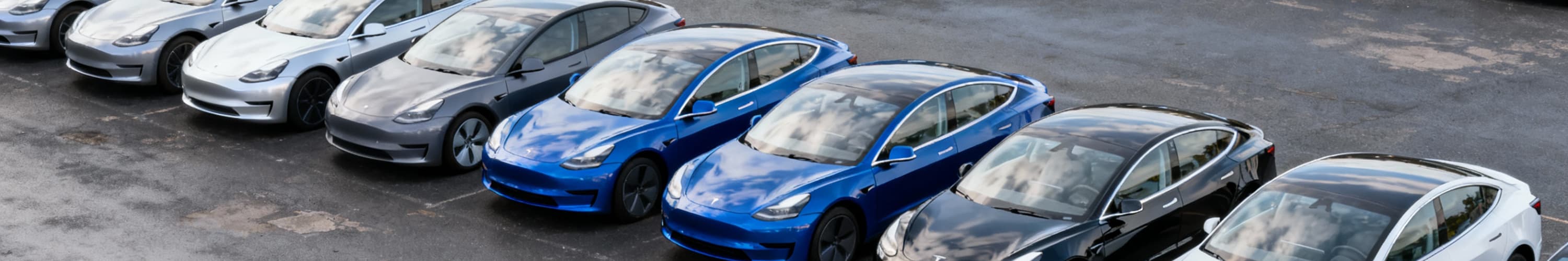 Tesla Gebrauchtwagen auf Parkplatz