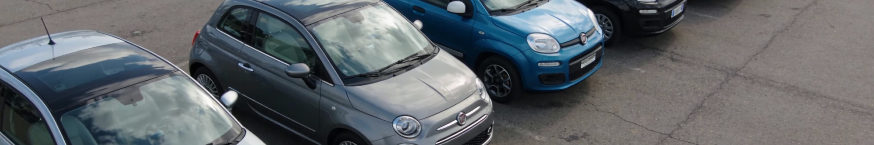 Fiat Gebrauchtwagen auf Parkplatz (Perplexity)
