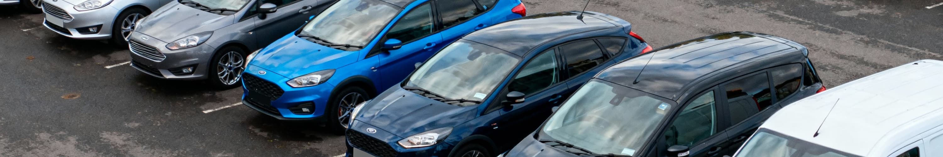 Ford Gebrauchtwagen auf Parkplatz