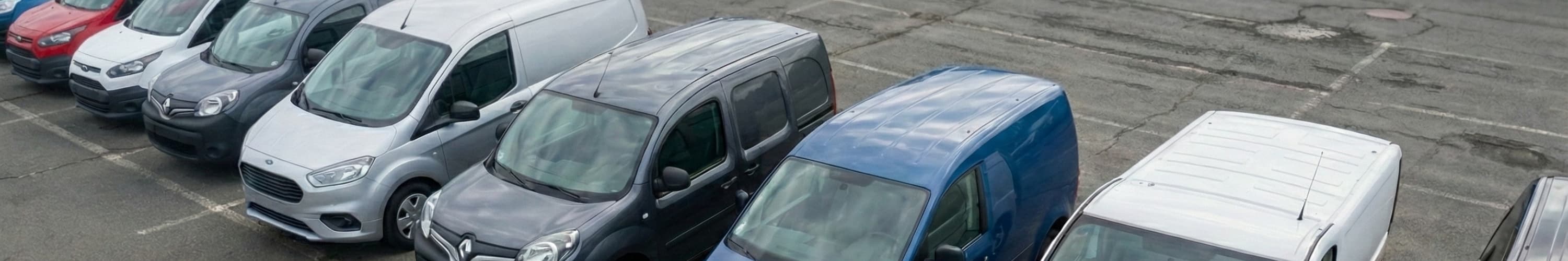 Nutzfahrzeug Gebrauchtwagen auf Parkplatz