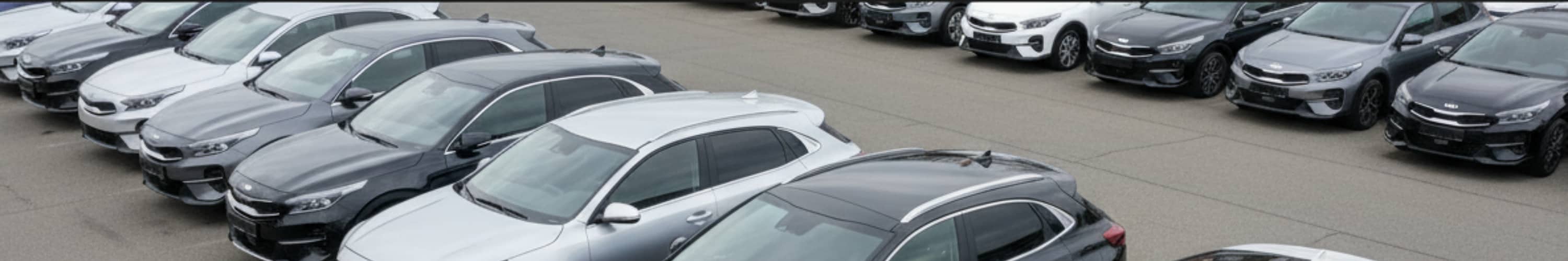 Kia Gebrauchtwagen auf Parkplatz (Perplexity)