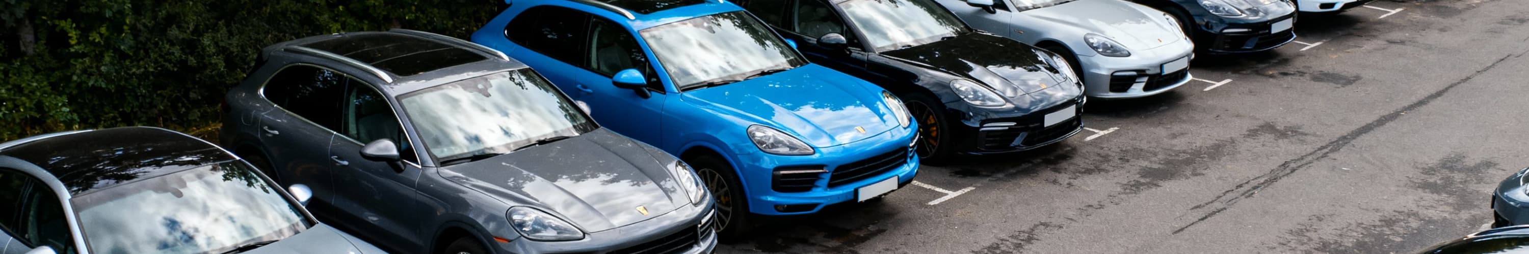 Porsche Gebrauchtwagen auf Parkplatz (Perplexity)