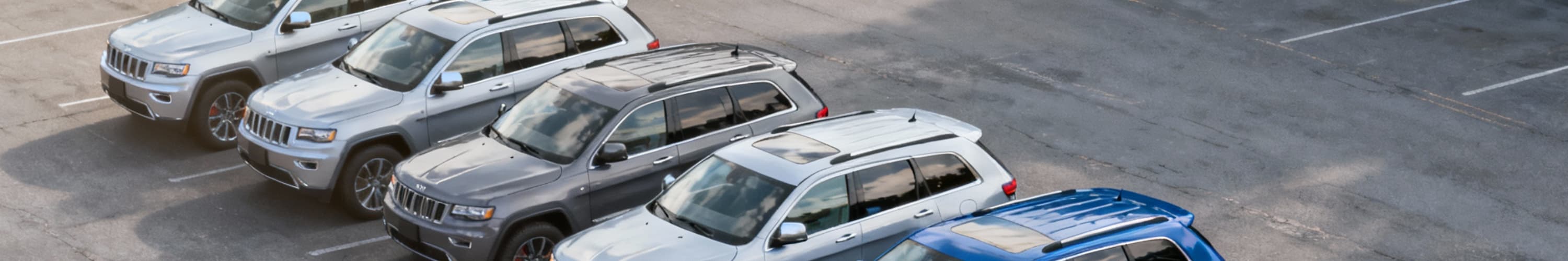 Jeep Gebrauchtwagen auf Parkplatz (Perplexity)