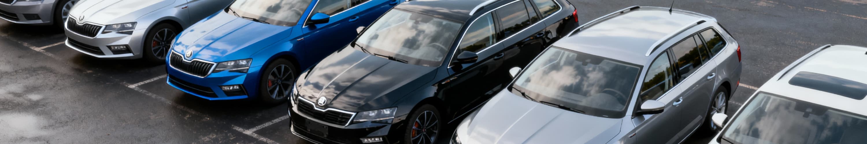 Kombi Gebrauchtwagen auf Parkplatz