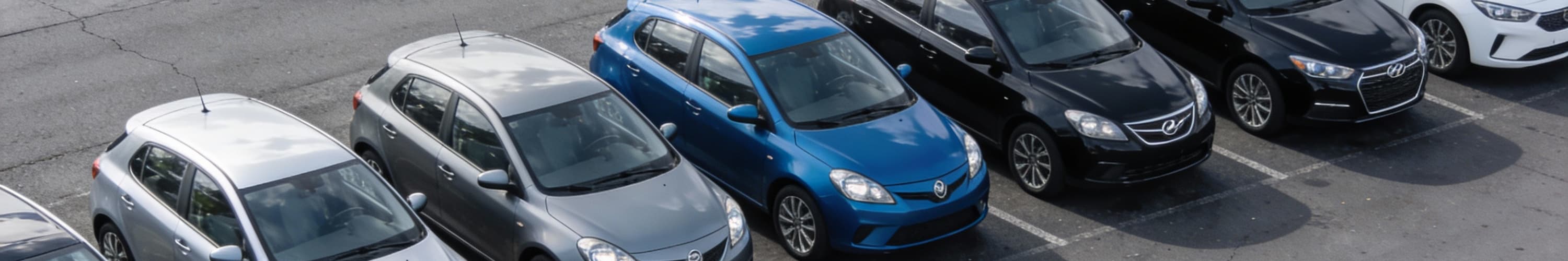 Gebrauchtwagen auf Parkplatz