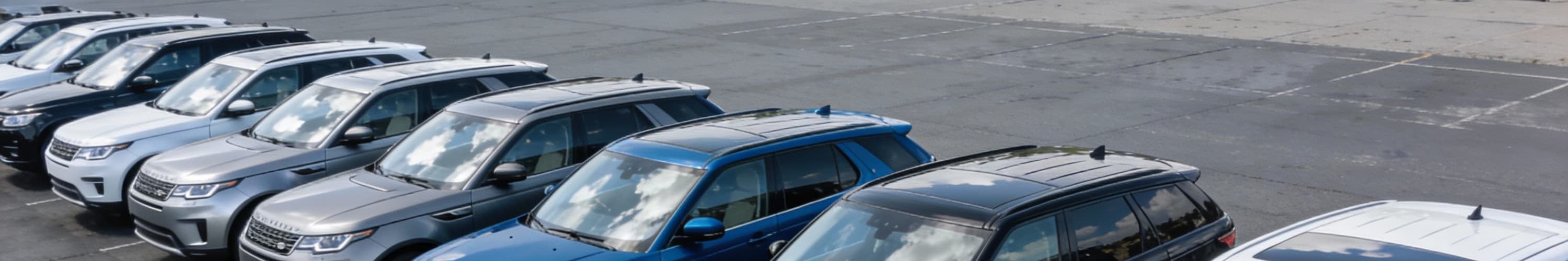 Land Rover Gebrauchtwagen auf Parkplatz (Perplexity)