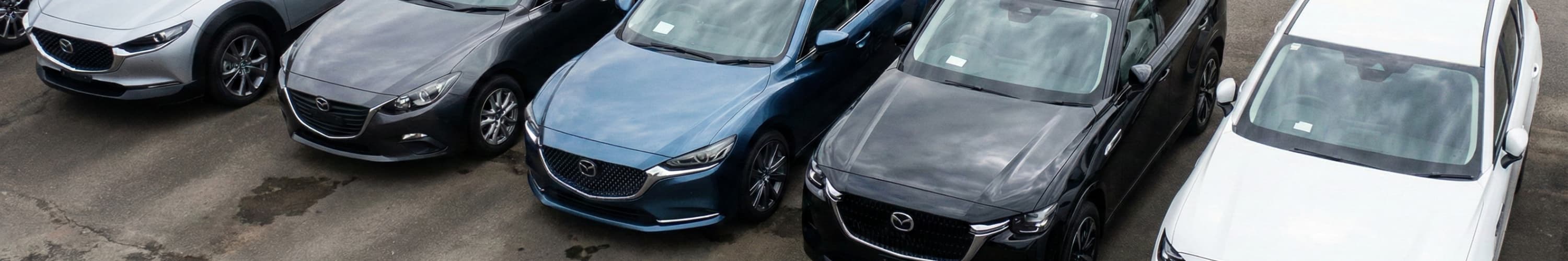 Mazda Gebrauchtwagen auf Parkplatz (Gemini)