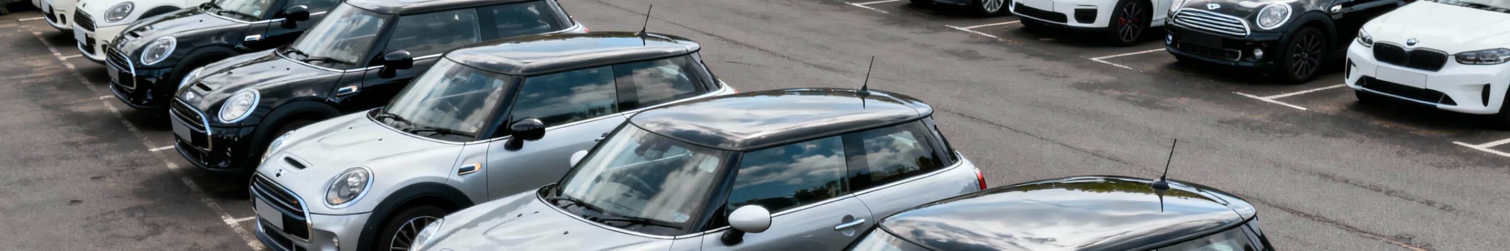 MINI Gebrauchtwagen auf Parkplatz (Perplexity)