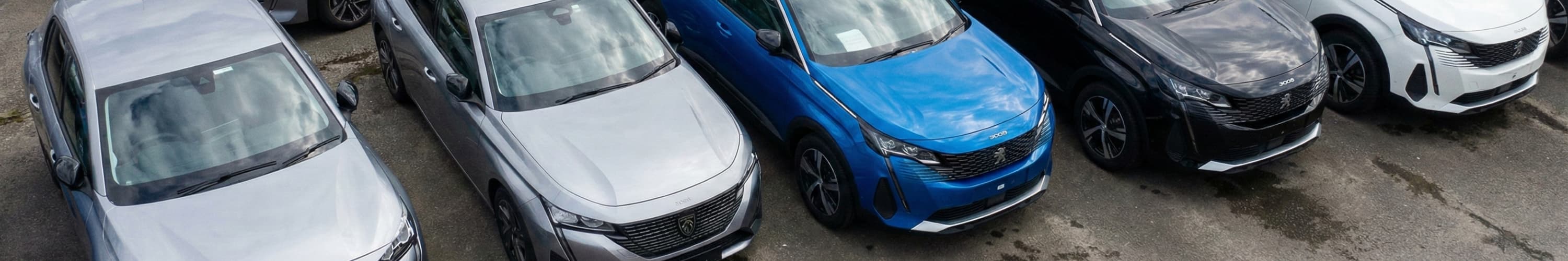 Peugeot Gebrauchtwagen auf Parkplatz (Perplexity)