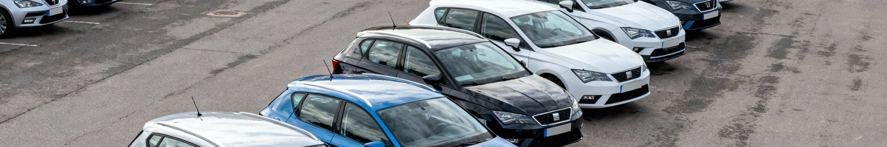 Seat Gebrauchtwagen auf Parkplatz (Perplexity)