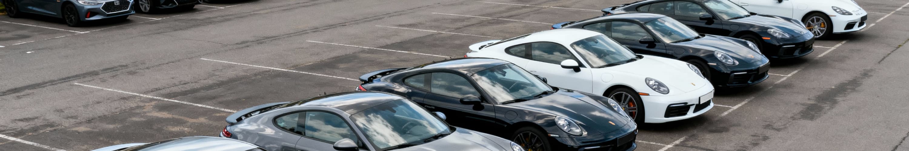 Sportwagen Gebrauchtwagen auf Parkplatz